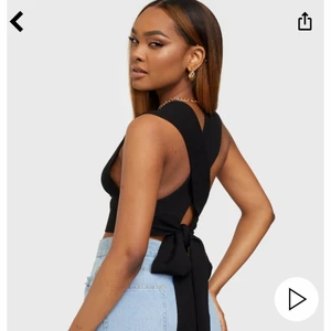 Topp från Gina - Svart Knyttopp stl M! Använd vid ett tillfälle passade ej mig så bra!