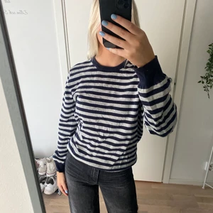 Tröja - Jätteskön randig tröja i grå och marinblå. Bra skick 🤍