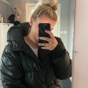 Jacka  - Hej säljer denna vinterjackan från Monki den är använd några få gånger förra vintern. Storlek M, köparen står för frakten❤️om du har några frågor eller funderingar så är det bara att skriva!