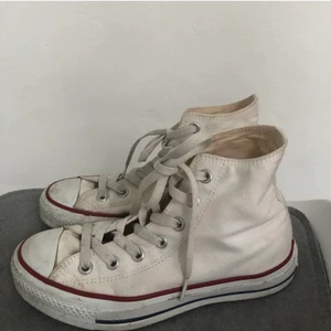 Converse skor - Vita Converse skor som jag köpte här på plick. Jag säljer på grund av att dom var för små när dom kom. Det är lite oklart vad det är för storlek men det står att det är storlek 4 i man skor vilket när jag sökte upp motsvarar storlek 36-36 1/2. Om du vill ha dom tvättar jag innan så att dom bli mycket vitare och fräschare.