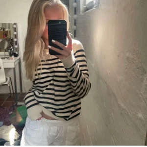Randig tröja  - Bilden är lånad från en annan tjej på Plick. Knappast använd så den är i nyskick🤍