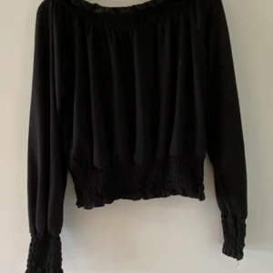 Tröja  - Säljer en svart tröja som är lite kortare vid magen och så kan man ha den som en off shoulder tröja i storlek S ifrån gina tricot.