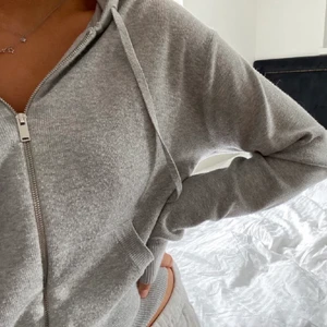 grå kofta  - säljer min gråa kofta ifrån hm 