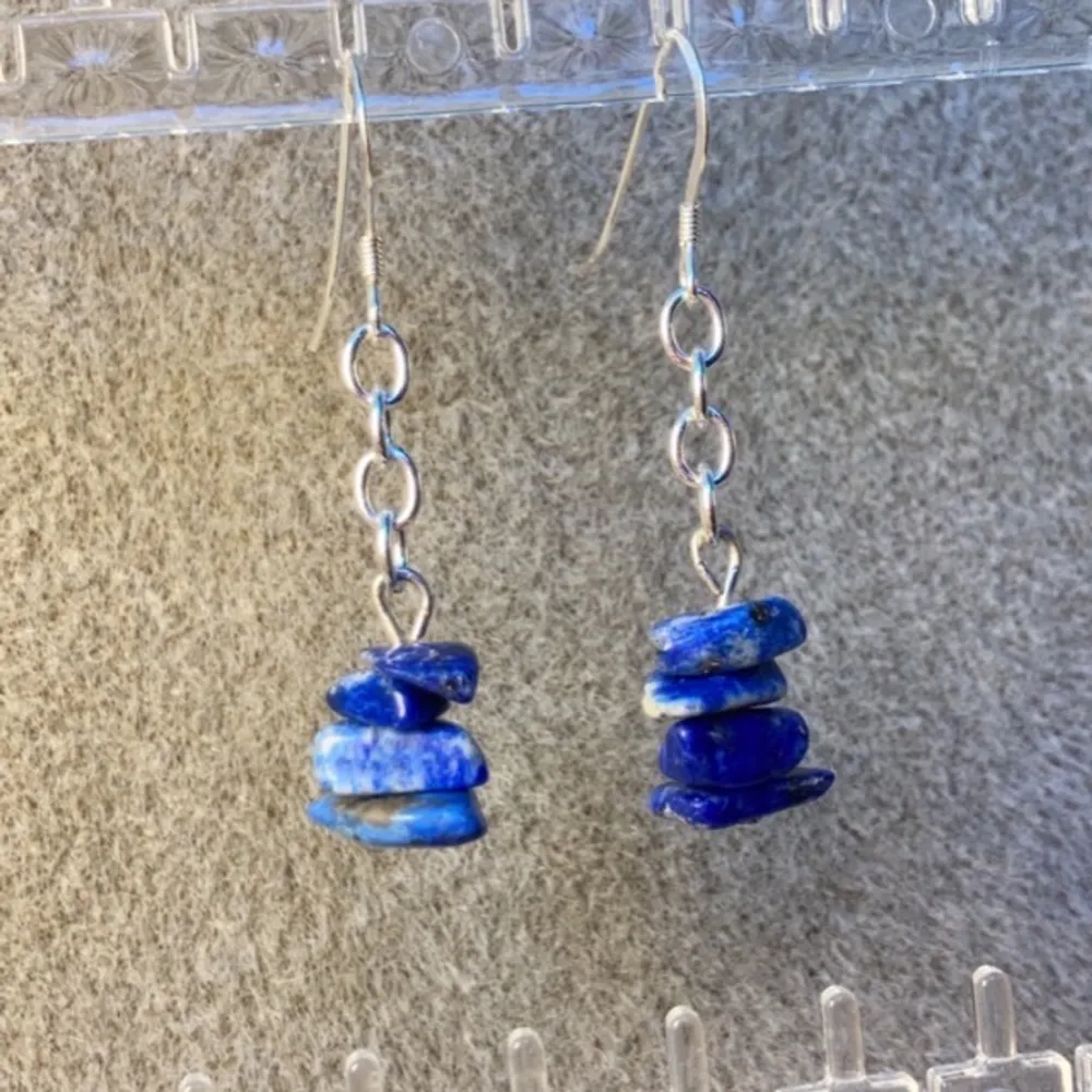 Jätte fina lapis lazuli örhängen för 35kr+frakt=11kr, jätte din blå färg och passar till nästan allt!. Accessoarer.