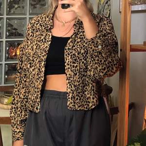Riktigt fräsch leopardmönstrad skjorta/blus. Aningen ”kort” i modellen så passar perfekt till högmidjade byxor! Knappt använd så väldigt fint skick💕