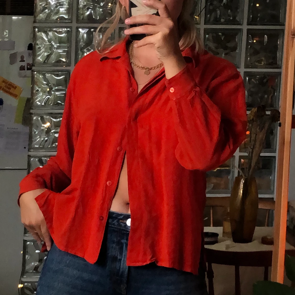 Röd blus/skjorta