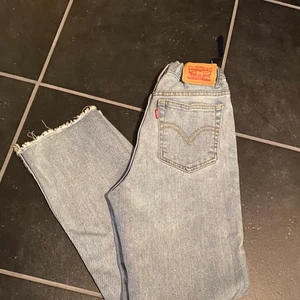 Levis pants - Halloj!🤍 Jag säljer ett par Levis high rise ankle straight jeans som jag nu vuxit ur. Ett par skitsnygga blåa jeans med lite uppriven kant neder till. Skitsnygga fickor och justerbar midja. Passar perfekt till alla olika överdelar! Köpte dom för 900 på KidsBrandStore i barnstorlek. Storlek: 140-146 🤍
