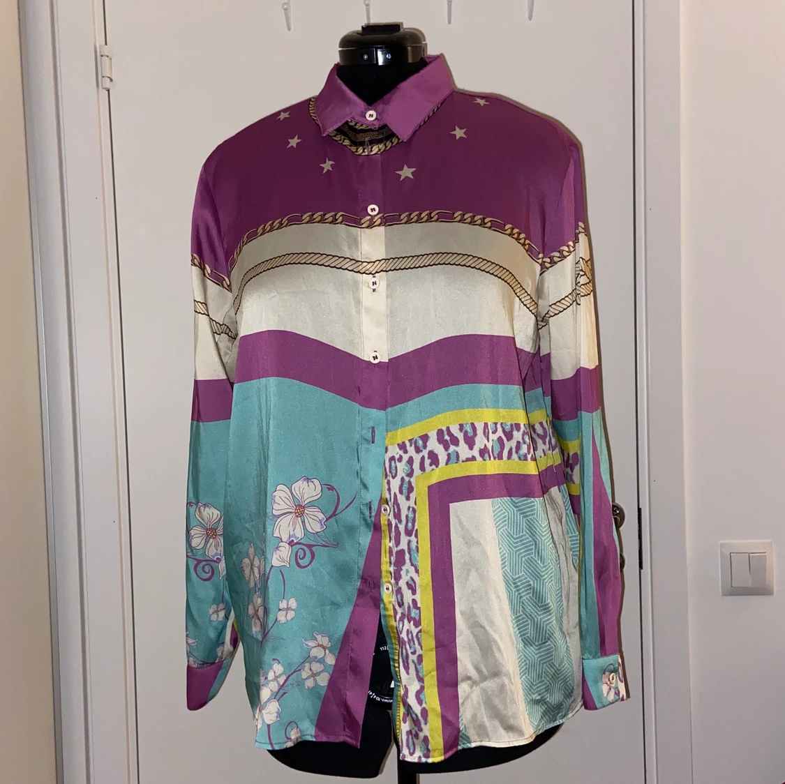 Chain Print Skjorta i Glansigt Material