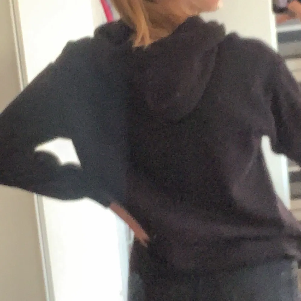 En jätte skön hoodie med ett stranger things tryck på☺️  Den här hoodie har ett väldigt mjukt material inuti och sitter bra. Säljer den då jag inte använder den längre🙃 Om ni har några frågor är det bara att skriva😁. Hoodies.