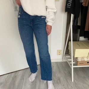 Blåa jeans från pull&bear - Helt oanvända jeans från pull&bear i strlk 36. Jag är 1,60 lång och på mig är längden perfekt. Kan antingen mötas upp i Stockholm eller frakta för spårbart paket - 66kr eller icke spårbart - gratis💕