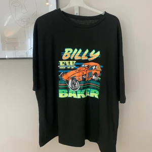 Oversize t-shirt  - En strechig och stor oversize t-shirt med tryck från shein! Exakt storlek saknas, men skulle gissa på XXL eller större! Lös i passformen och mjuk! Frakt tillkommer på 62kr! 