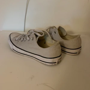 Gråa converse strl 39 - Knappt använda ljusgråa converse i storlek 39 som jag hoppas någon kommer få användning för. De har inga synliga skador eller fläckar, inköpta för ca 700kr. Pris kan diskuteras vid snabb affär
