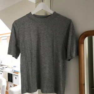 Basic grå topp - Använt skick.