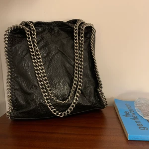 Stella Mccartney liknande väska  - Säljer endast vid bra bud, buda i kommentarer! Superfin stella mccartney liknande väska i stor modell. Väldigt bra skick förutom det lilla märket på baksidan (syns på sista bilden) I skinnimitation och har innerfack också ✨ frakt tillkommer • bud just nu:400 kr 