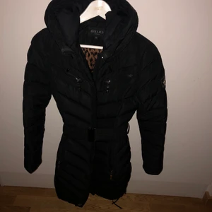 Hollis jacka Stolek XS/XXS - Säljer min fina hollis jacka! Pälsen har jag tagit bort och den köper man till om man vill det! 500kr för bara jackan!  Jag är från johnells och köptes 2019! Passa på nu snart är det vinter! Frakt står köparen för!