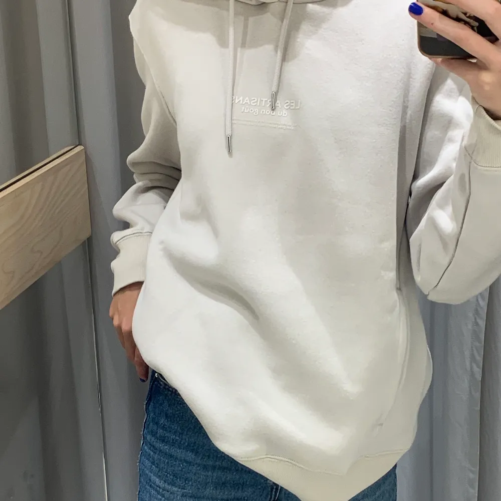 Fin, väldigt ljust beige hoodie i nyskick från H&M ❤️ 100kr + spårbar frakt!. Hoodies.