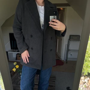 Jacka från Monki - Säljer denna faktastiska kappan från Monki!! Aldrig använd!!!😍😍😍 Skitsnygg till höst och vinter!!!