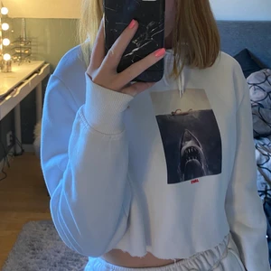 Croppad hoodie med tryck😁 - Säljer en hoodie som jag croppat själv💝Använd men i ett superbra skick!! På ryggen står det ”you’re gonna need a bigger boat”. Storleken är small men den är köpt på herravdelningen så den är större😚💜 Köparen står för frakten!!