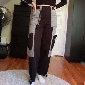 Cargobyxor från Urban Outfitters  - Det läckraste byxorna från Urban som tyvärr har blivit för korta. Använda en del men är som nya inga defekter. Du kan göra byxerna tajta vid fotleden eller vida som jag har på bilden.