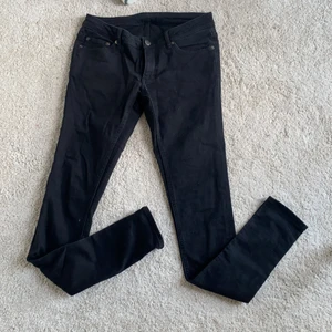 Cheap Monday - Snygga skinny jeans från cheap monday tyvärr för små för mig;/ och skinny jeans är inte riktigt min smak! Såklart kommer jag att ta bort allt damm och sånt med en sånadär roller! Kan även tvättas ifall köparen vill;) 