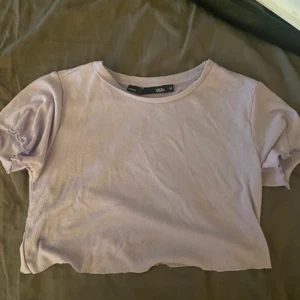 Lila cropped t-shirt - Ifrån lager 157 jätte fin klippte den själv, 50kr + frakt