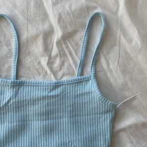 Linne från h&m - Säljer nu denna helt oanvända toppen från h&m. Supersöt blå pastel blå och lite ”ribbad”. Storlek xs men stretchigt! 40:- inkl frakt!