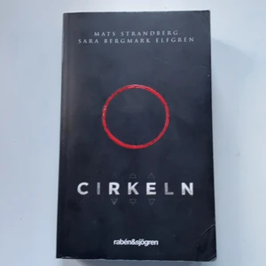 Cirkeln - Första delen av cirkeln triologin. Älskade boken för några år sen när jag först läste den och rekommenderar starkt.🥰  Har även resten av delarna som jag kan sälja vid intresse samt ett till exemplar av denna. Helt orörd och i nyskick.