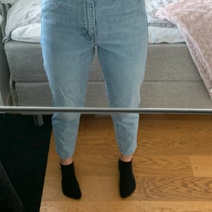 jenans! Från Gina  - Ett par blåa jeans från Gina i storlek 38. Byxorna använts ett par gånger men är fina ändå. Nypris är 400kr och jag säljer de för 100kr + frakt. Jag är 170 så de är lite korta för mig men ändå sjukt fina i passformen i midjan. 