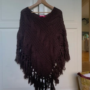 Indiska - Brun poncho från indiska. Den är one size. 50kr plus frakt🌸🌸