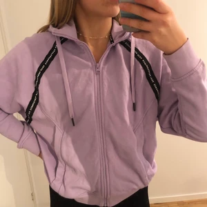 Peak performance  - En snygg zip hoodie från Peak Performance som bara är använd ett fåtal gånger!!💜 (ganska stor i storleken) 
