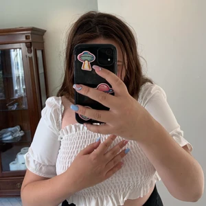 Strl s  - Söt vit topp som bara använt en gång pågrund av att den var förliten. Om du köper den dräkt kostar den: 350kr😊😚 kunden betalar frakt 