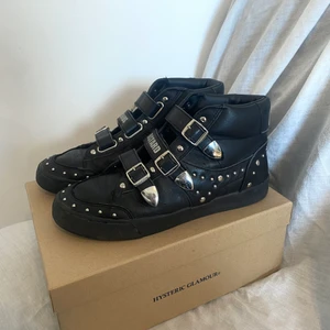 Hysteric glamour studded sneakers 39 - Skit coola hysteric glamour skor i storlek 39 !!! Använda ett fåtal gånger men i okej skick fortfarande:) köpta för 1800kr från buyee 🙏🏼 fina detaljer och kommer med lådan :) pma för frakt pris .