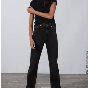 Svarta vida jeans ✌🏻 - Säljer dessa svarta vida jeans då de inte kommer till användning och är något små! Super snygga, långa i benen och är i nyskick💕