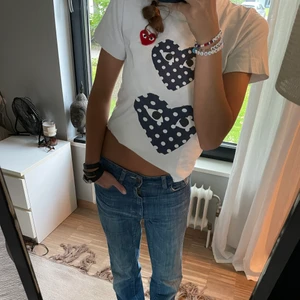 Comme des garçons Tshirt - Säljer min så snygga och sköna CDG tshirt då den är för liten, otroligt bra kvalite och passar till allt😍köppt för 750kr i deras butik i Paris!💞💞
