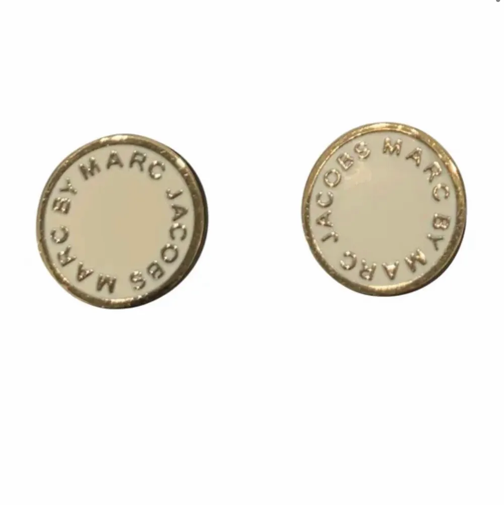 2 örhängen från Marc by Marc Jacobs. 150kr/st eller 200kr för båda. Accessoarer.