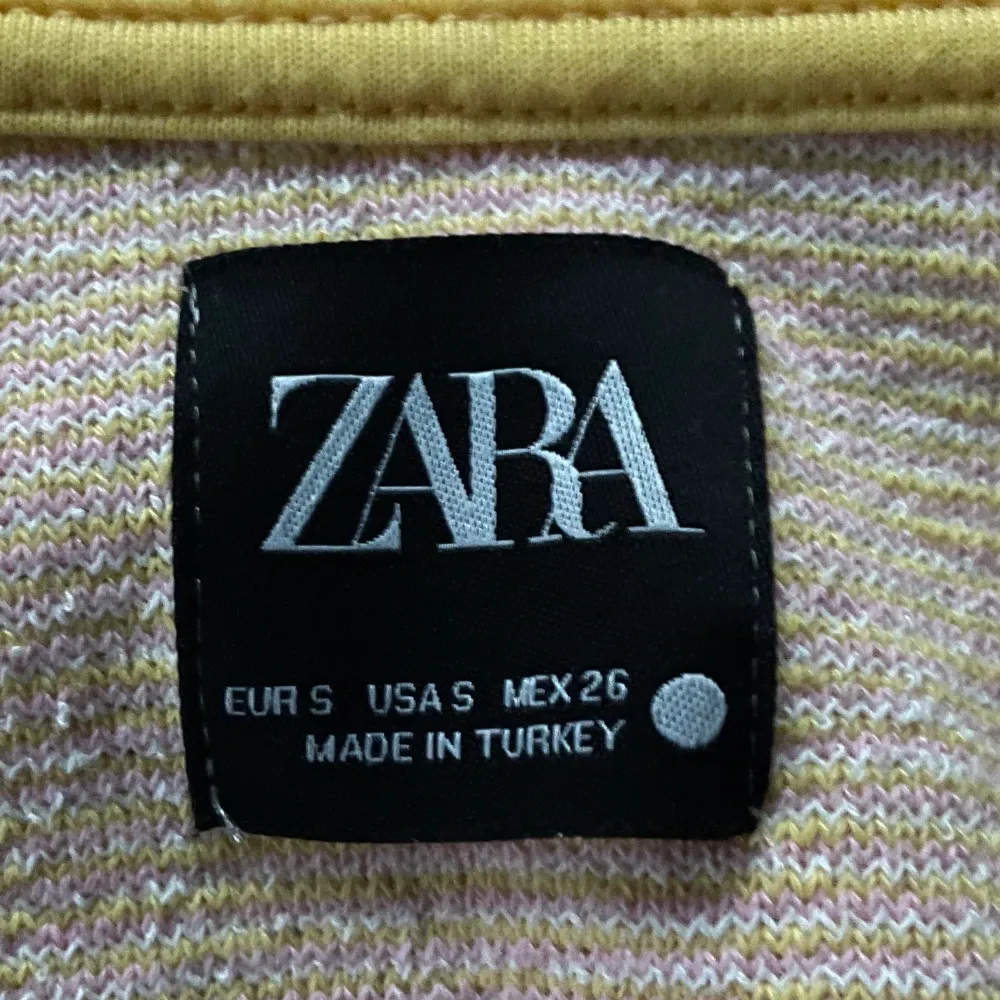 Säljer denna extremt mysiga kofta från Zara. Endast använd en gång men är i väldigt bra skick. Passar perfekt såhär till hösten/ vintern. Om fler är intresserade blir det budgivning i kommentarerna! Säljer endast vid bra bud. *frakt tillkommer*. Tröjor & Koftor.