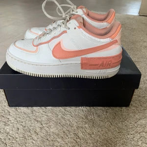 Nike Air Force 1 - white/pink, strl 39 - Snygga Nike Air Force 1 - white/pink, i storlek 39 (US 8) i fint skick. Kan mötas upp eller skicka mot fraktkostnad. Hör av er om ni vill ha fler bilder 😊.