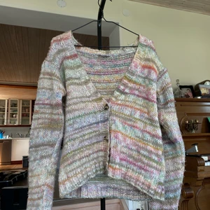 stickad kofta - en till 🌈kofta!! Köpt i tyskland på en liten butik! Storlek M. 200kr