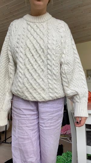 stickad tröja - denna mysiga stickade tröja från H&M! storlek xs men oversize i modellen! 150kr!