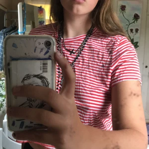 Röd och vitrandig tröja / topp - Vit och rödrandig t-shirt/topp/tröja från monki. Använt  ett fåtal gånger. Ganska kort men skulle inte säga att den är croppad. Det är en lite speciell krage (se bild) men det är skitsnyggt. Den har även en liten slits nere i sidan. Möts gärna upp i Stockholmsområdet, men kan frakta. Köparen står för frakt! 💕