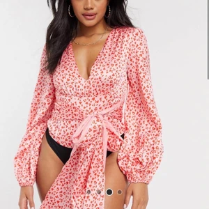 hjärtblus/body - Säljer denna fina body från rare - london! köpt på asos, där den är slutsåld! Använd 1 gång! Så himla fin i ett siden material men kommer tyvärr inte till användning då det inte är min stil längre! nypris 619kr säljer för 200kr! storlek är 38 men skulle säga att den är mer än 36! Alltså S!