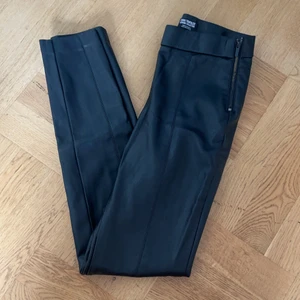 Zara Svart Läderbyxor - Svart skinnbyxor från zara.  I bra skick!  De passar “skinny” som leggings och har slits