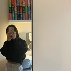 Svart hoodie  - Oanvänd svart kort hoodie. Hoodien är från Zara och är i storlek 152! 🖤✔️