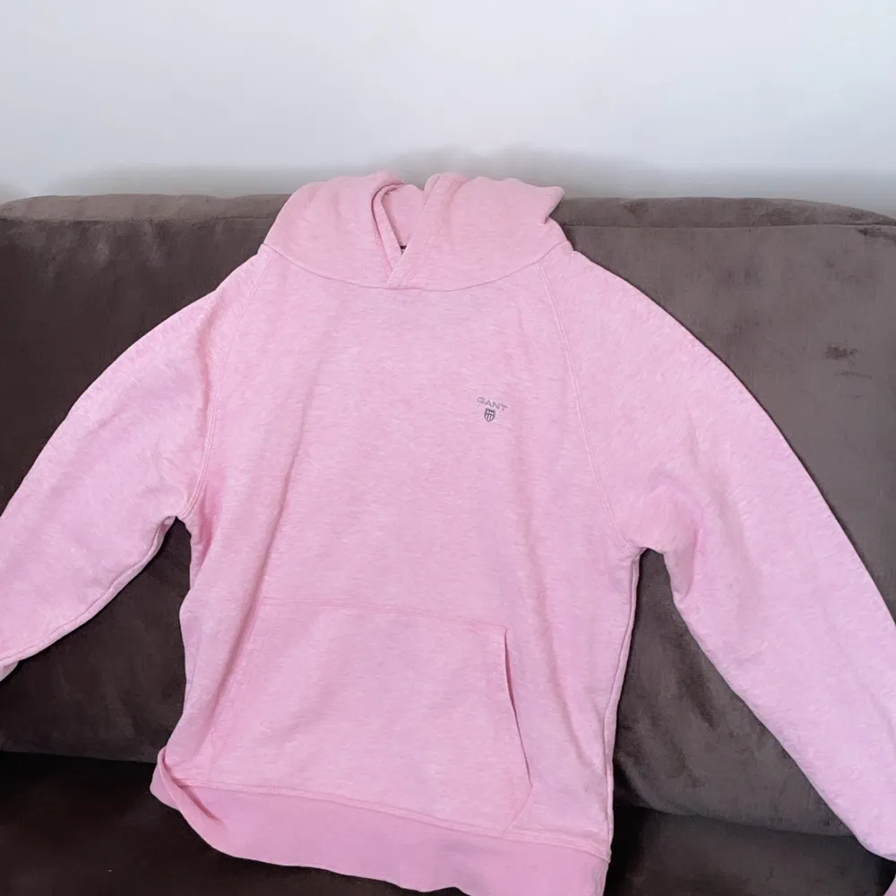 Snygg Gant hoodie från KidsBrandStore, fick hoodien för ett år sedan men bara använd någon enstaka gång. Hoodien är i bra skick. Vet inte vad hoodien kostade från början men jag säljer den för 150 kr. . Hoodies.