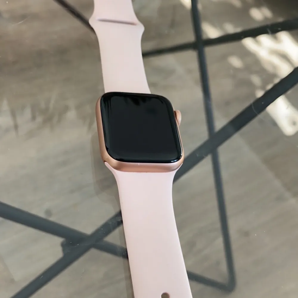 Högsta bud: 3000:- + frakt!❤️ Säljer min felfria Apple Watch Series 6!  Inköpt i december 2020 & är i fint skick😊  Jag har använt mig av M/L armbandet - S/M är helt oanvänt!  Om fler är intresserade så blir det budgivning!❤️. Övrigt.