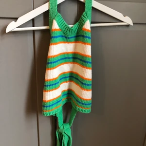 Stickat linne från ZARA - Randigt stickat linne från Zara. Öppen rygg och halterneck. Aldrig använd, som ny.