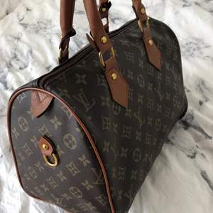 Säljer en ny väska A kopia av Louis Vuitton,Jättefin har själv inte använd den.Tillkommer ett lång band med som man kan även använda med.❤️