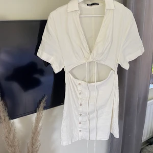 Söt sommarklänning  - Säljer denna asfina sommarklänningen från zara då jag tröttnat på den, fint skick och endast använd ett fåtal gånger. Storlek M men skulle deffenitivt påstå att den är liten i storleken så mer som S. Jag är 167cm❤️