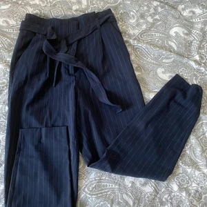 Paperbag-byxor - Mörkblåa paperbag med vita ränder, storlek 34 men skulle säga att den passar en 36a. Använda en gång sedan blivit liggandes i garderoben. Skickas mot frakt eller hämtas i arlöv ☀️
