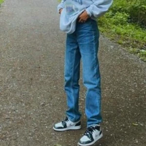 Raka jeans  - Skit snygga raka jeans från monki som tyvärr är för stora för mig. Köpta för 400kr. Knappt använda, långa på mig som är 168💗